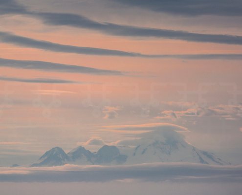 Fleur_Halkema_Fotografie-Alaska_Evening-Stillness_Collection-interieur-interior-nature-landscape-pink-mountains-mist-clouds