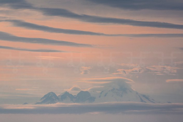 Fleur_Halkema_Fotografie-Alaska_Evening-Stillness_Collection-interieur-interior-nature-landscape-pink-mountains-mist-clouds