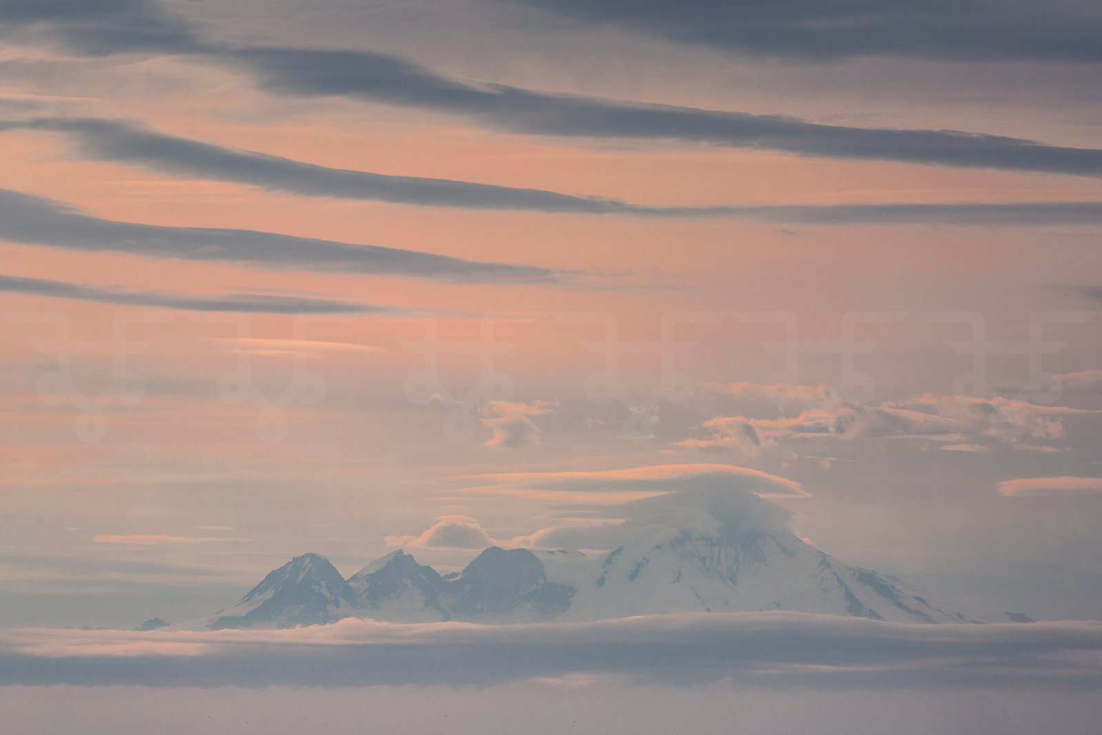 Fleur_Halkema_Fotografie-Alaska_Evening-Stillness_Collection-interieur-interior-nature-landscape-pink-mountains-mist-clouds